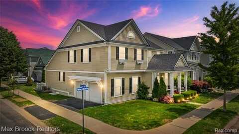 2015 Harbor Village Avenue, Keego Harbor, MI 48320