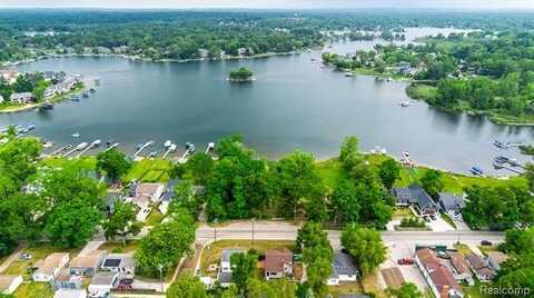 1311 W Oakley Park Road, Commerce Township, MI 48390