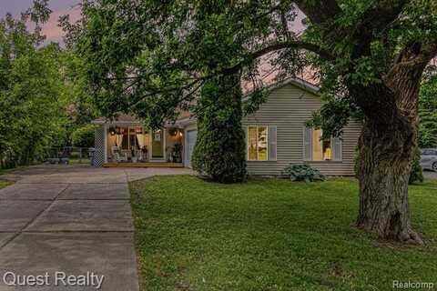 2954 Chrysler Avenue, Waterford, MI 48328