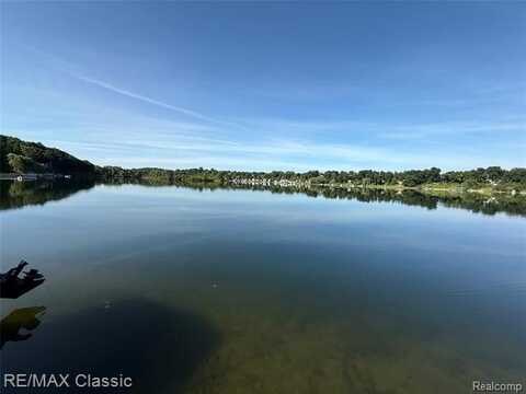 1420 Pettibone Lake Road, Highland, MI 48356
