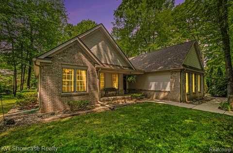 3675 S Commerce Road, Commerce Township, MI 48390