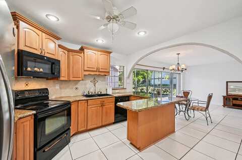 7 Greenway N, Royal Palm Beach, FL 33411