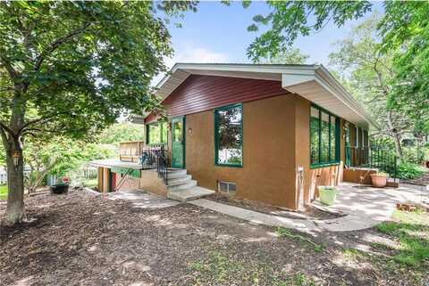 1665 Sandhurst Avenue E, Maplewood, MN 55109