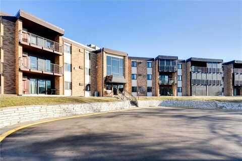 2700 Oxford Street N, Roseville, MN 55113