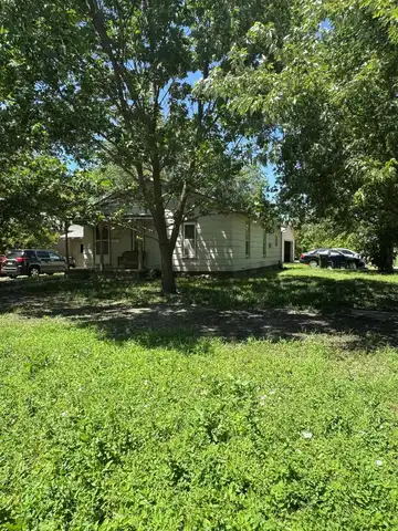 624 E 8th St, Newton, KS 67114