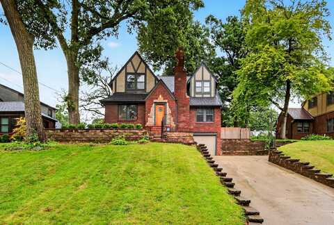 1520 41st Place, Des Moines, IA 50311