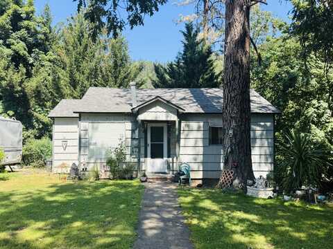 950 W Evans Creek Road, Rogue River, OR 97537