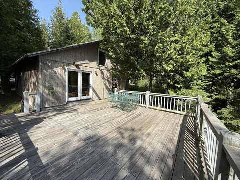 42 S Cedar LN, Hessel, MI 49745