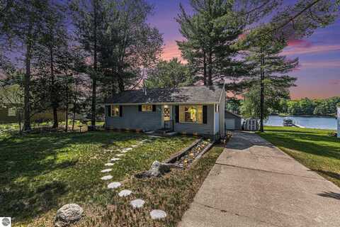 8781 Clam Lake Road, Bellaire, MI 49615