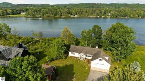 533 S Lake Shore Drive, Lake Leelanau, MI 49653