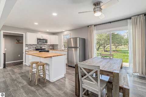 4507 Maidens Road, Onekama, MI 49675