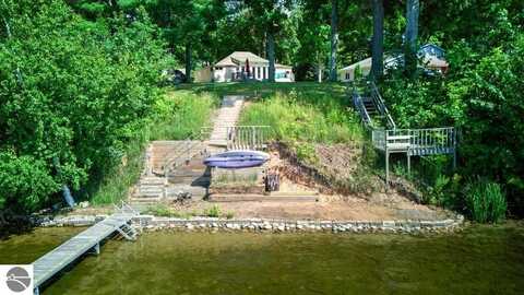 7600 Maple Street, Grawn, MI 49637