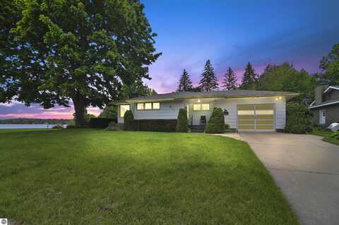 611 Sunset Lane, Cadillac, MI 49601