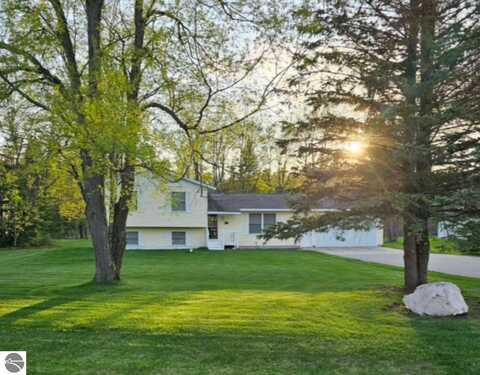 3730 Driftwood Drive, Cadillac, MI 49601