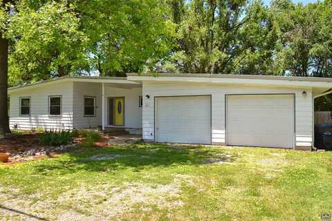 631 S 4th St, Osage City, KS 66523