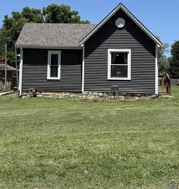 624 W 3rd ST, Holton, KS 66436