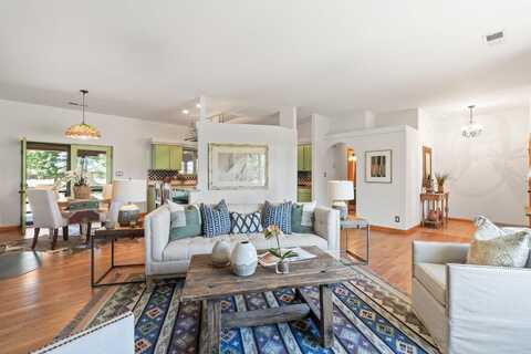 520 Este Es Road, Taos, NM 87525