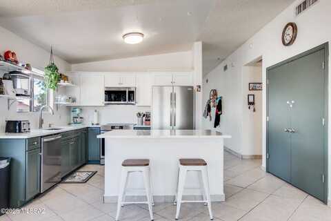 6075 N Applesauce Court, Tucson, AZ 85741