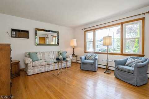 10 Springdale Gardens Rd, Andover, NJ 07821