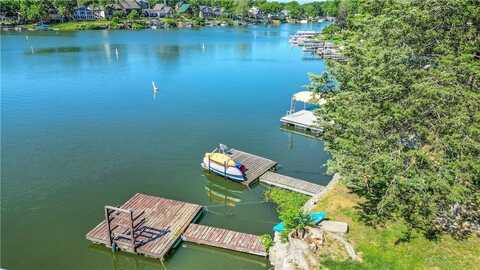 135 Dockside Circle, Lake Tapawingo, MO 64015