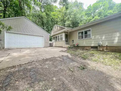 23 W 2nd Street S, Estherville, IA 51334