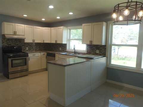 6 SW 51st St, Lawton, OK 73505