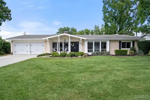 824 Montmartre Court, Creve Coeur, MO 63141