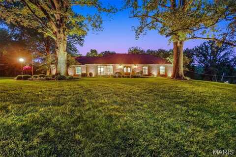 1897 Point Oak Road, Des Peres, MO 63131