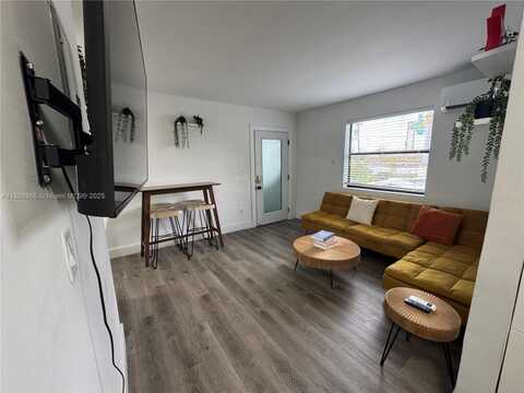 584 NW 30th St, Miami, FL 33127