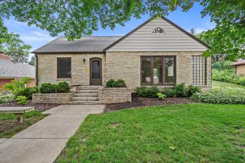 304 Oxford Rd, Waukesha, WI 53186