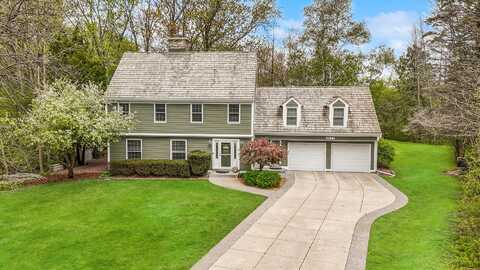 9837 N Auburn Ct, Mequon, WI 53092