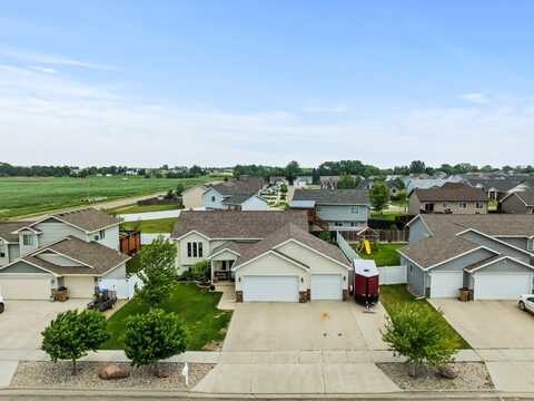 1808 28th St, Minot, ND 58703