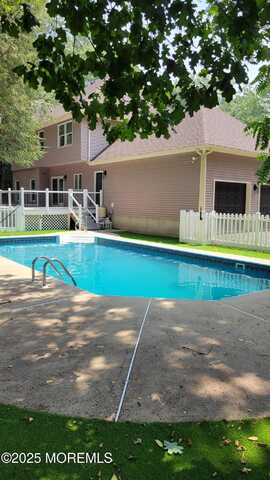 18 Mayberry Drive, Tinton Falls, NJ 07724