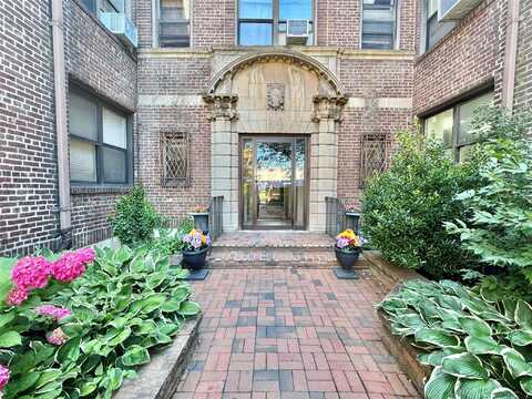 7 Bond Street, Great Neck, NY 11021