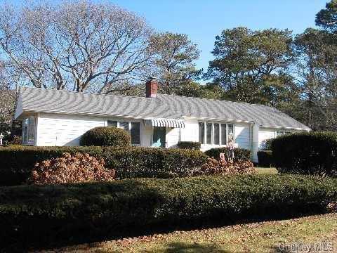 1 Washington Avenue E, Hampton Bays, NY 11946