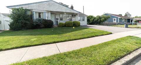 14 Lois Lane, Farmingdale, NY 11735