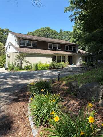 20 Greenwood Lane, Woodbury, NY 11797