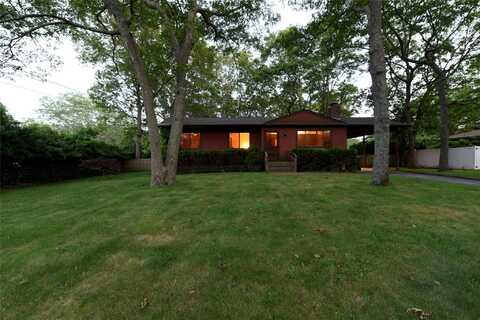 17 Hubbard Lane, Hampton Bays, NY 11946