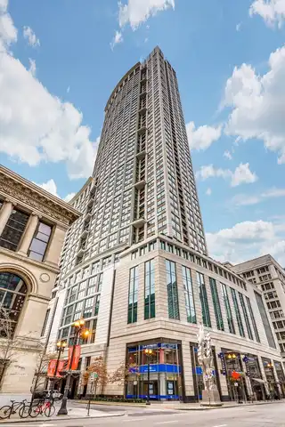 130 N Garland Court, Chicago, IL 60602