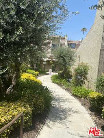 18417 Collins St, Tarzana, CA 91356