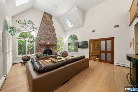 811 Domm Court, Wyckoff, NJ 07481
