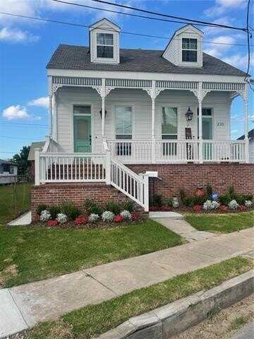 235 GOVERNOR HALL Street, Gretna, LA 70053