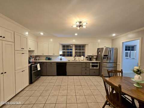 2 Ayers Drive, Jackson, TN 38301