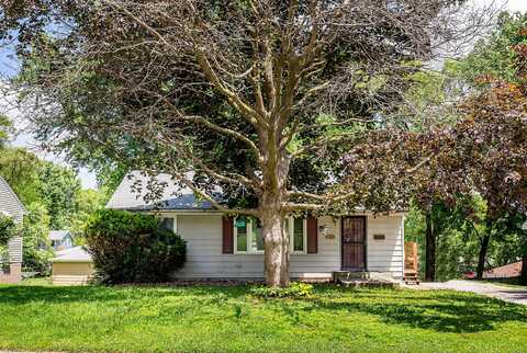 832 E Lacona Avenue, Des Moines, IA 50315