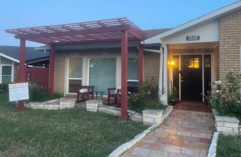 1952 Rambling Ridge Lane, Carrollton, TX 75007