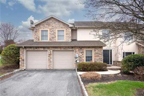 5 Holly Court, Fair Oaks, PA 18040