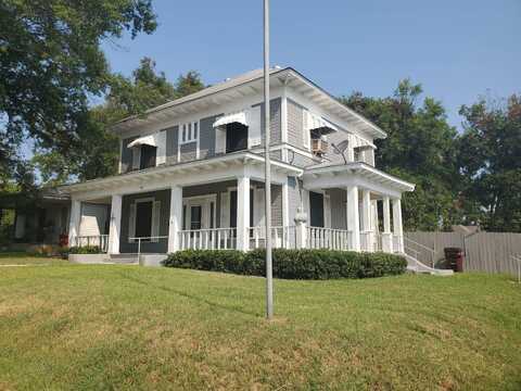 802 West Jackson, Hugo, OK 74743