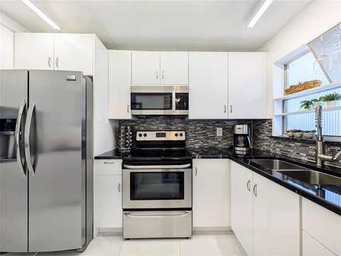8021 N Sunrise Lakes Dr, Sunrise, FL 33322