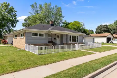 2015 E COLLEGE Avenue, APPLETON, WI 54915