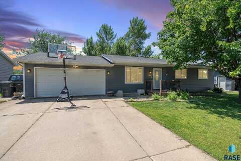 205 Jeanne Cir, Hartford, SD 57033